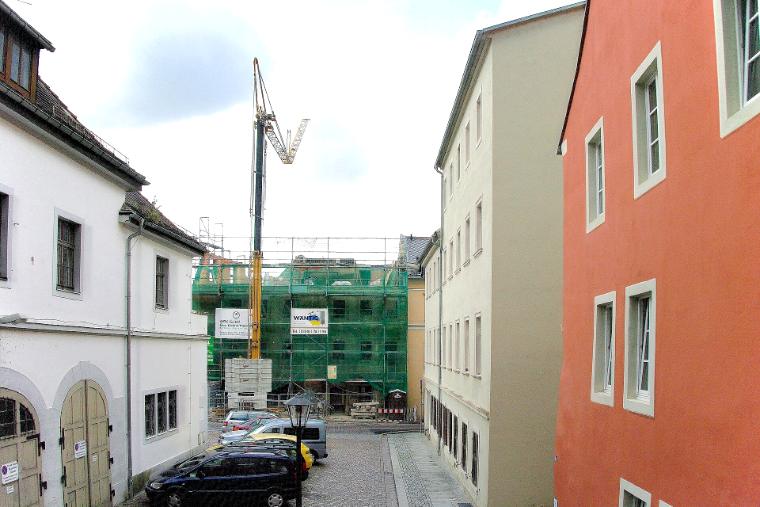 Kleineres Wohnhaus mit Gerüst an der Straßenseite