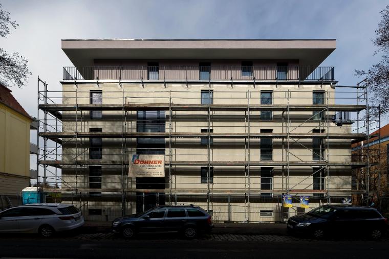 Rohbau eines Gebäudes mit Gerüst über die gesamte Fassade