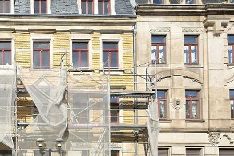 Gerüst vor der Fassade eines Gründerzeit-Zinshauses an der Straße